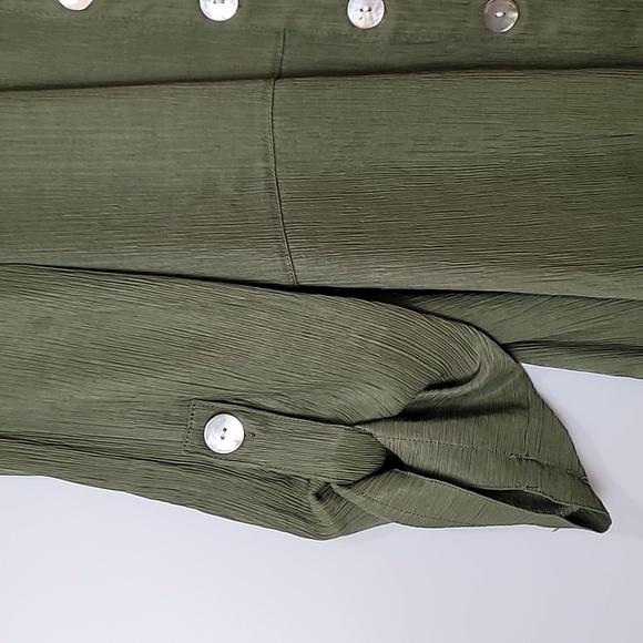 ND New Directions Green Button-up - Roll-tab sleeves V-neck -Back button design - Picture 6 of 15